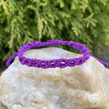 Fialový pletený náramok