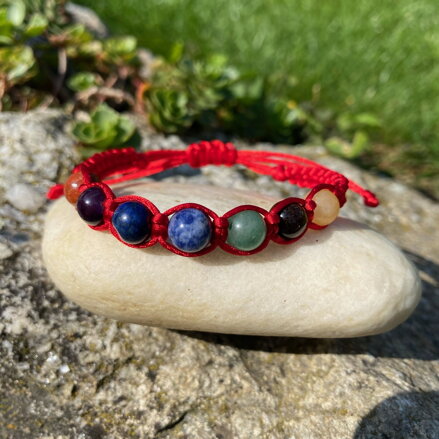 ČAKROVÝ shamballa náramok s červenou šnúrkou