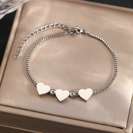 Retiazkový náramok s troma srdiečkami