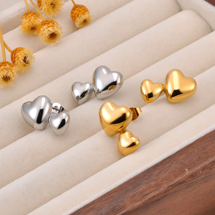 Náušnice spojené srdiečka z chirurgickej ocele