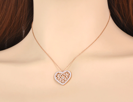 Prívesok srdce s ornamentom a zirkónmi Prívesok srdce s ornamentom a zirkónmi