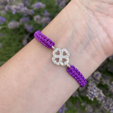 Fialový šnúrkový náramok so štvorlístkom