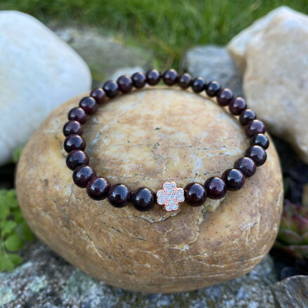Náramok z granátu so zirkónovým štvorlístkom