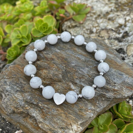 Náramok z Howlitu so srdiečkom