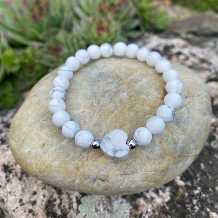 Náramok z Howlitu so srdiečkom