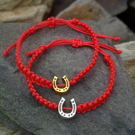 Červené náramky s podkovou