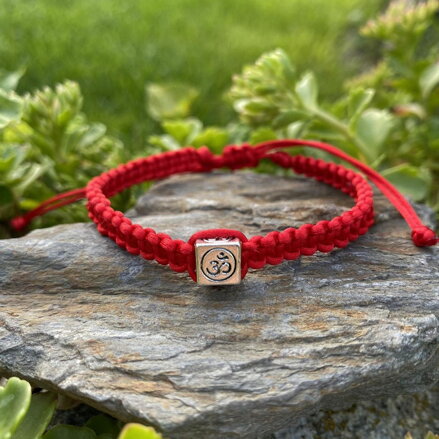 Červený náramok so symbolom ÓM