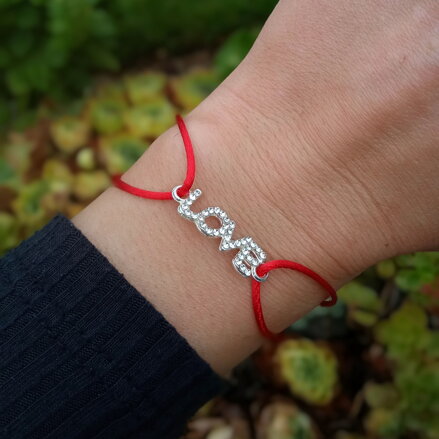 Tenký červený náramok so symbolom LOVE