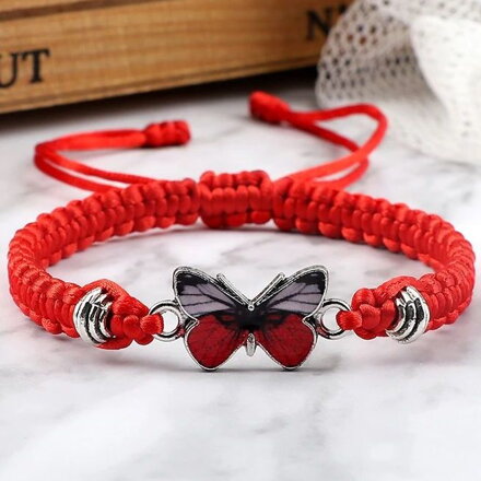 Červený náramok s motýľom