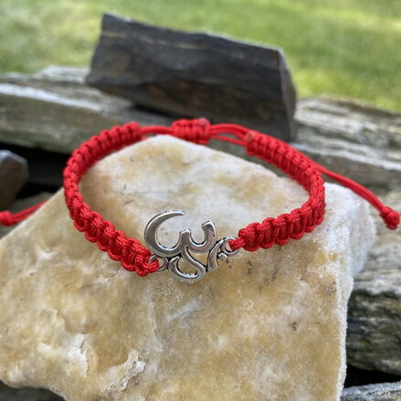 Červený náramok so symbolom ÓM