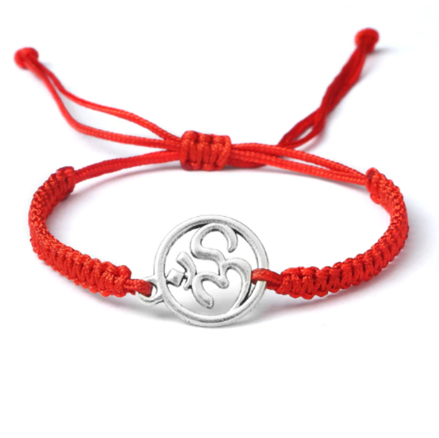 Červený náramok s príveskom ÓM