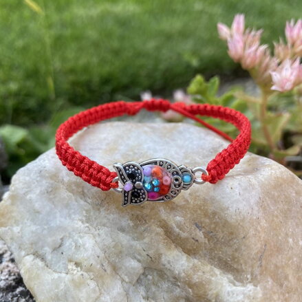 Červený šnúrkový náramok so sovou