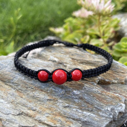 Čierny šnúrkový náramok s troma červenými korálkami