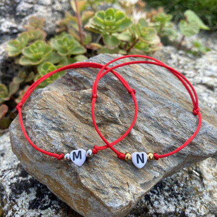Červený šnúrkový náramok s písmenom