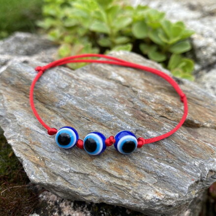Tenký červený náramok s modrým okom