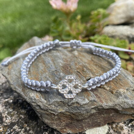 Šedý náramok s trblietavým štvorlístkom