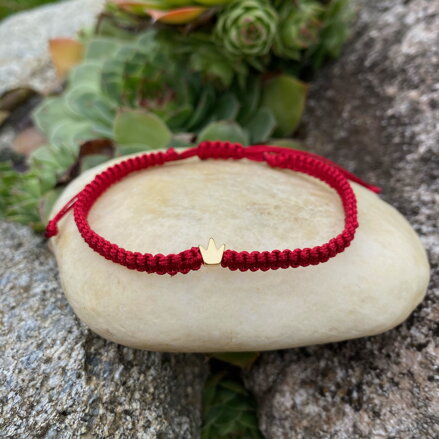 Pletený náramok s korunkou