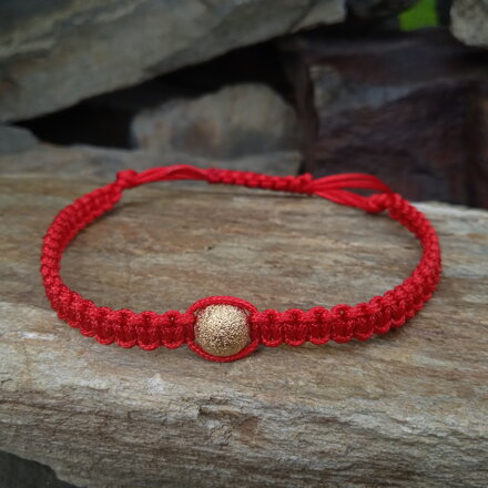 Červený náramok so zlatou korálkou