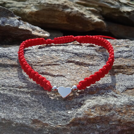 Červený pletený náramok s malým srdiečkom