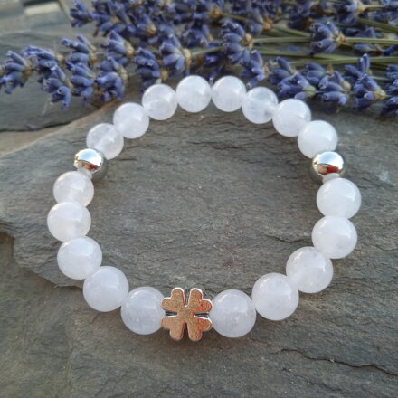 Náramok biely JADEIT so štvorlístkom