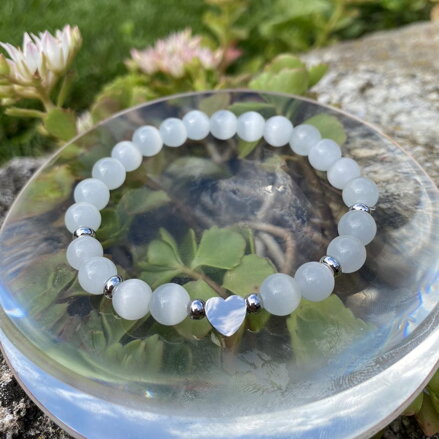 Náramok biele MAČACIE OKO a nerezové srdce