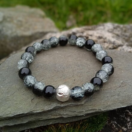Náramok z čiernobielych praskaných korálok