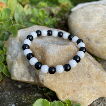 Čierno-biely náramok z ónyxu