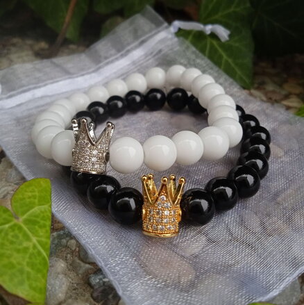 Partnerské čiernobiele náramky s korunkou