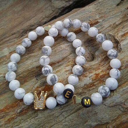 Partnerské náramky z Howlitu s korunkou a iniciálmi