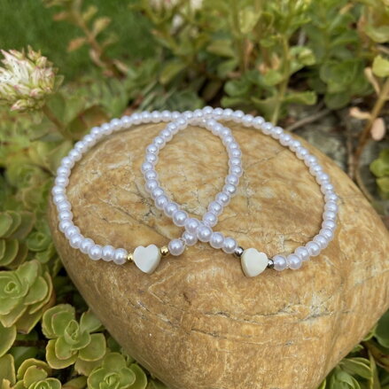 Náramok z perličiek so srdiečkom