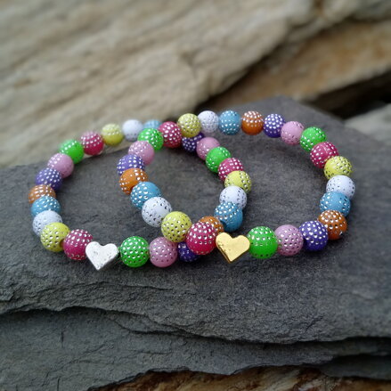 Detský náramok so srdiečkom z farebných korálok 