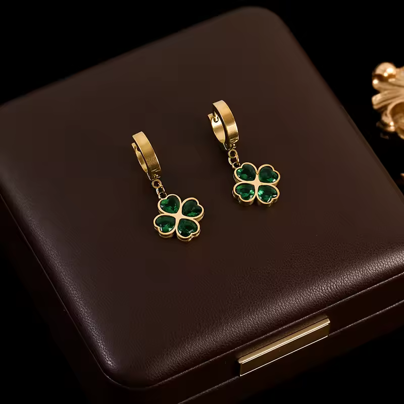 Náušnice so zeleným štvorlístkom