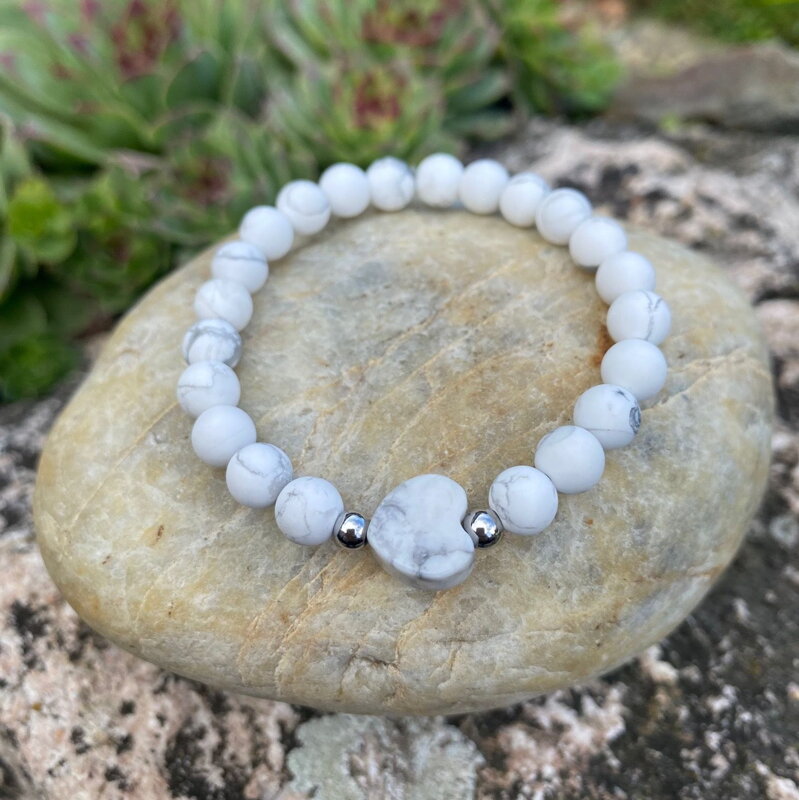 Náramok z Howlitu so srdiečkom