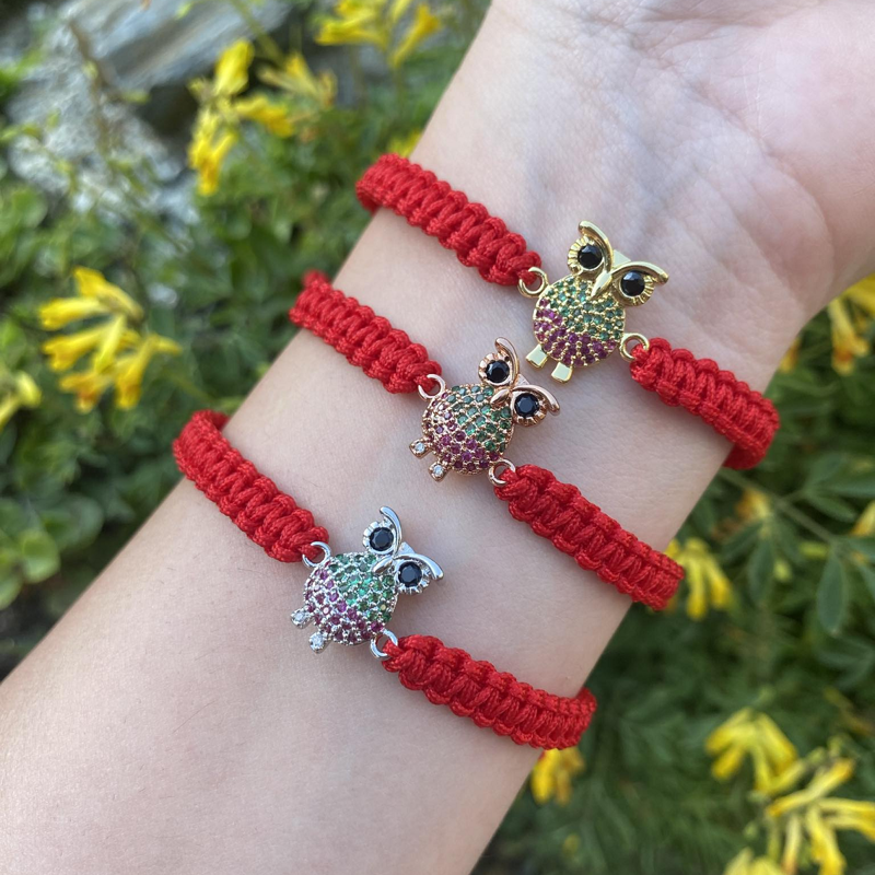 Červený pletený náramok so sovou