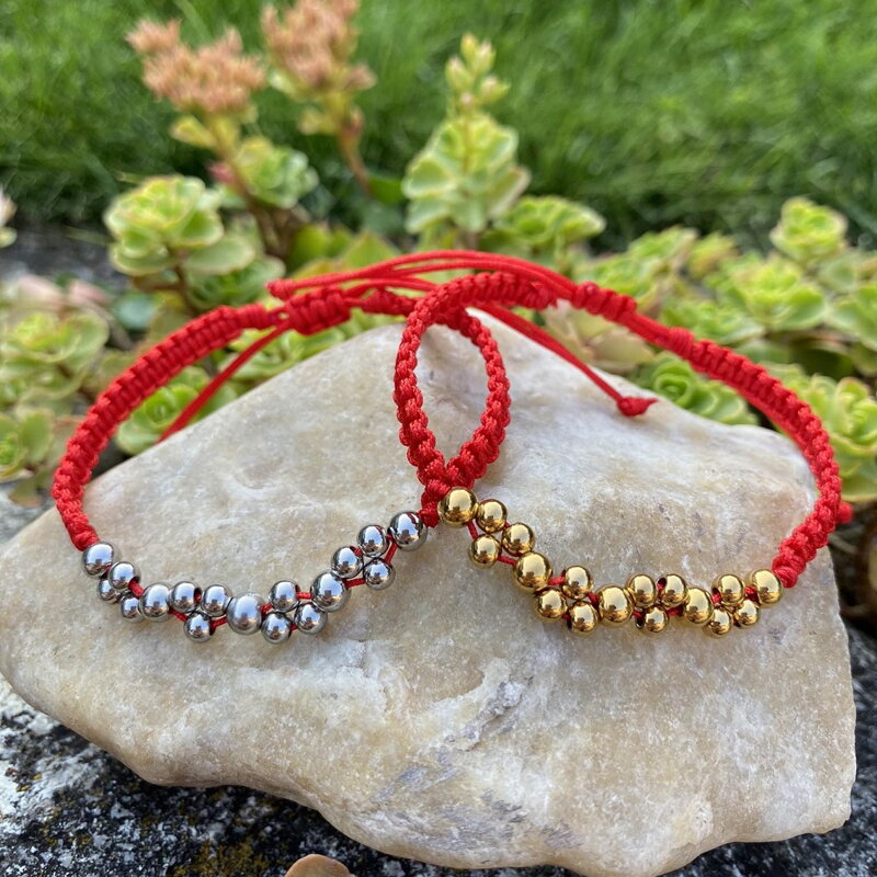 Červené pletené náramky s nerezovými korálkami