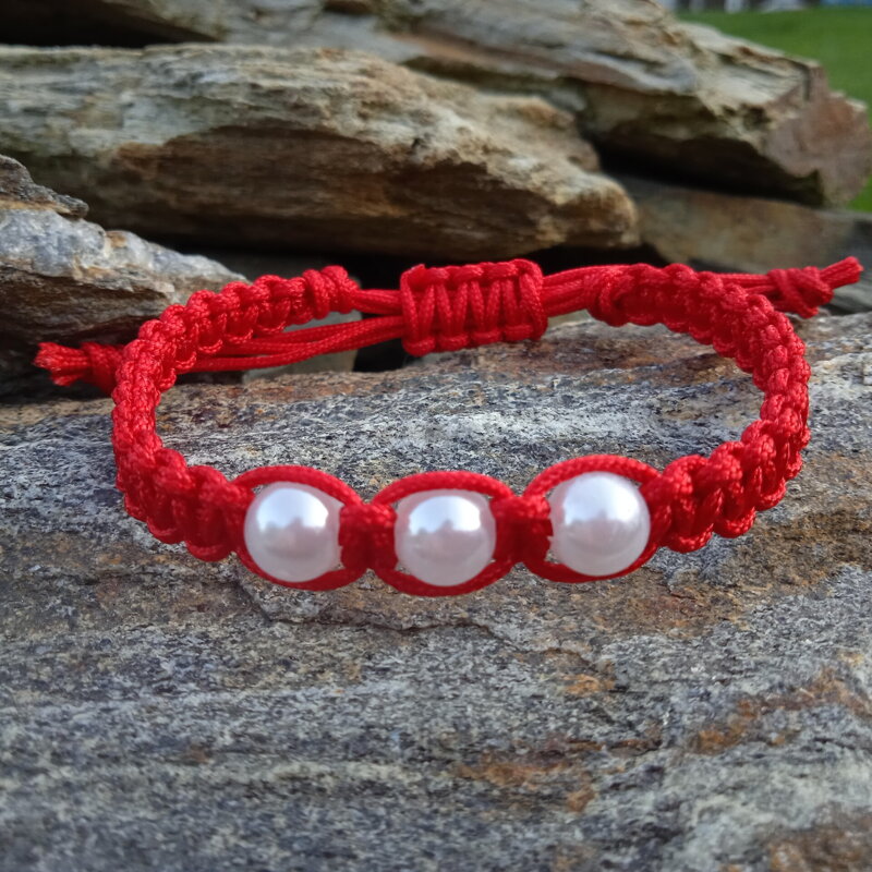 Červený náramok s perleťovými korálkami