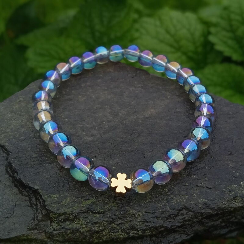 Náramok Aqua Aura so zlatým štvorlístkom Náramok Aqua Aura so zlatým štvorlístkom