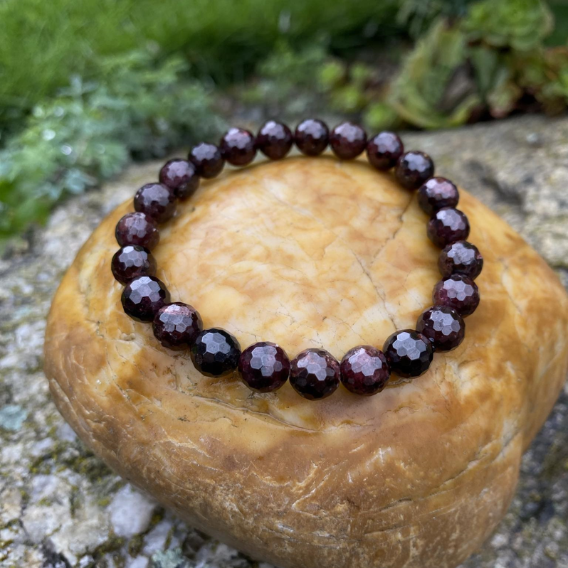 Náramok z brúseného granátu