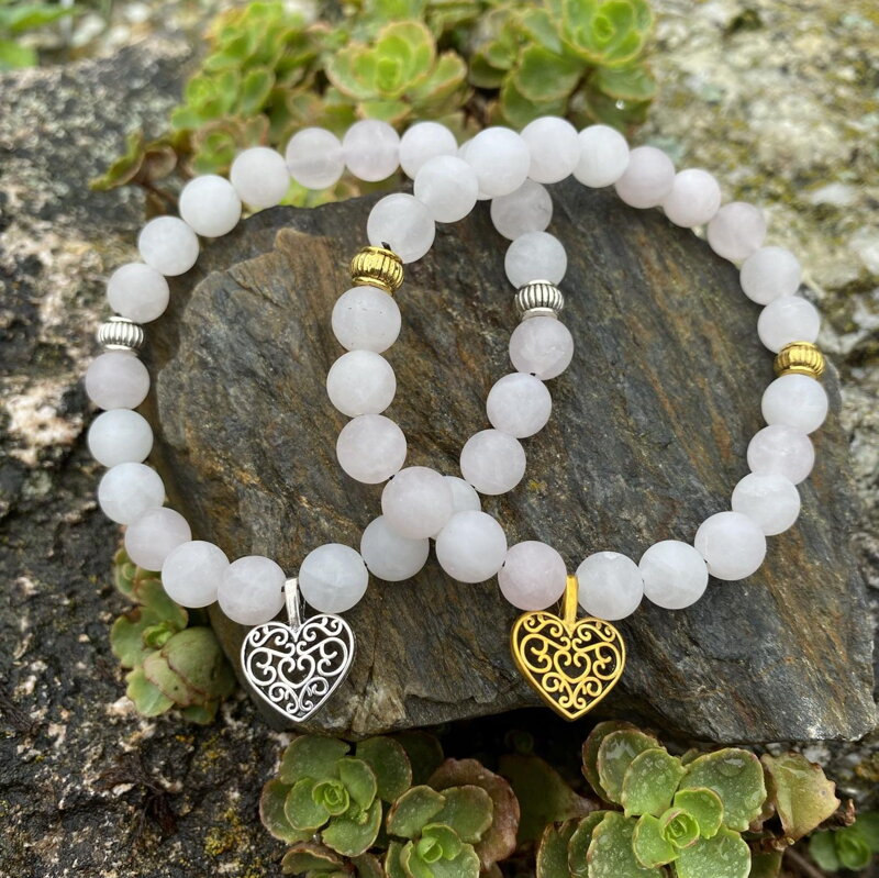 Náramok z ruženínu s ornamentovým srdiečkom