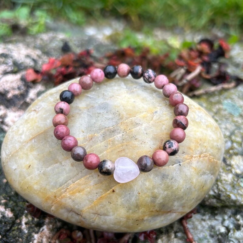 Náramok z rodonitu so srdiečkom