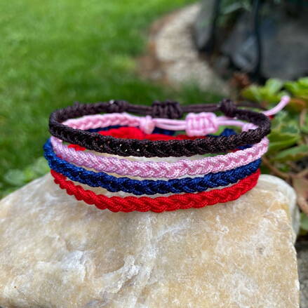 Farebné pletené náramky