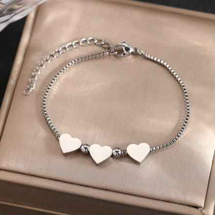 Retiazkový náramok s troma srdiečkami