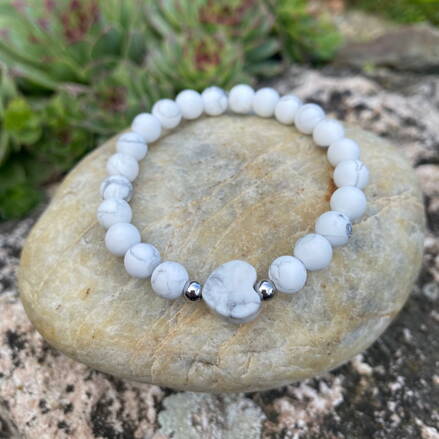 Náramok z Howlitu so srdiečkom