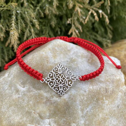 Červený náramok s ornamentom