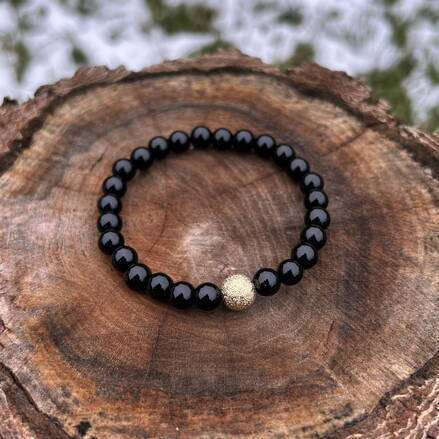 Náramok z ónyxu so zlatou korálkou