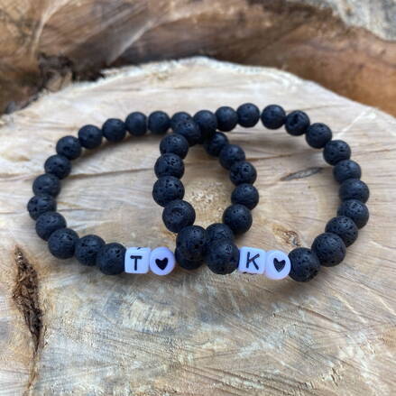 Partnerské náramky z lávy s iniciálom