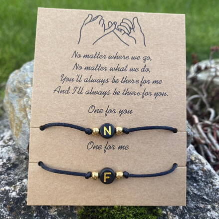 Partnerské náramky s iniciálom