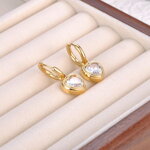 Náušnice z chirurgickej ocele s visiacim zirkónom v tvare srdiečka Náušnice z chirurgickej ocele s visiacim zirkónom v tvare srdiečka