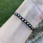 Pletený náramok s nerezovými guličkami