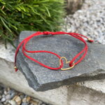 Červené šnúrkové náramky so srdiečkom